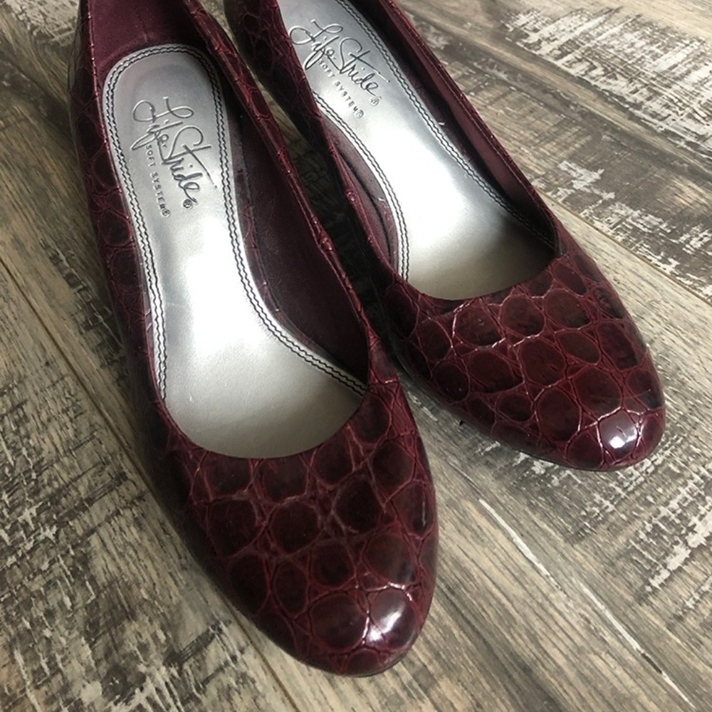 Life Stride Reptilian Pumps in Burgundy 6.5
